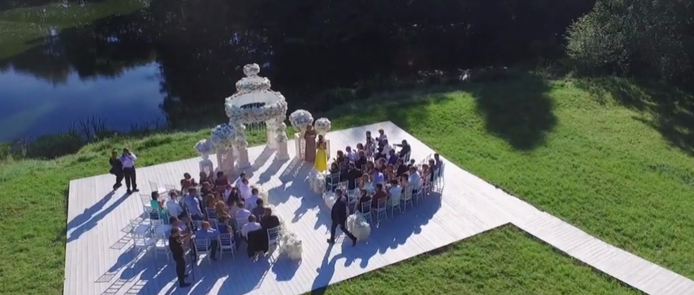 Праздничный берег: видео свадебной церемонии с роскошной флористикой