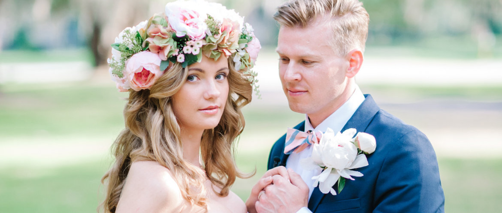 Прическа с цветами: 30 идей для летней свадьбы