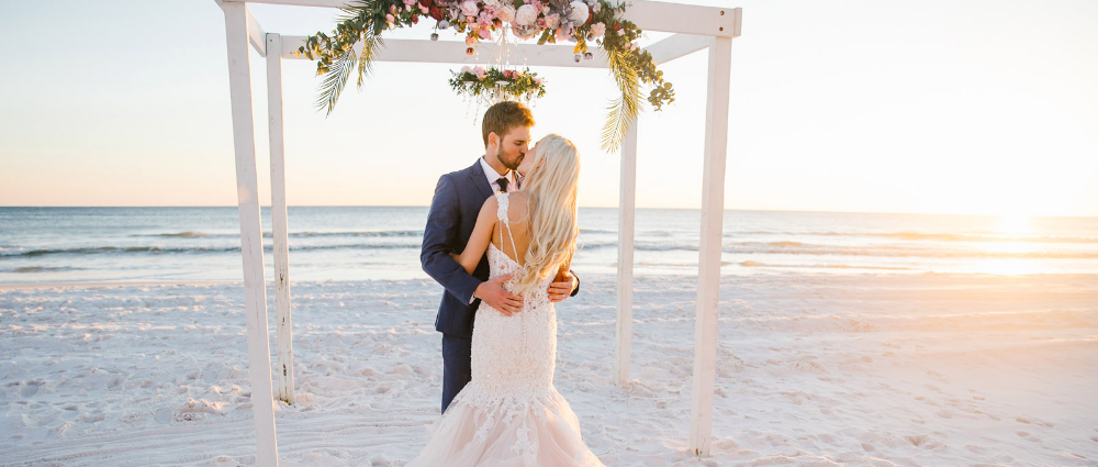 Как организовать свадьбу на пляже: 6 практических советов