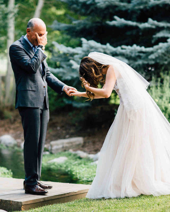 Отцы впервые видят дочерей в свадебных платьях: 27 трогательных фото.