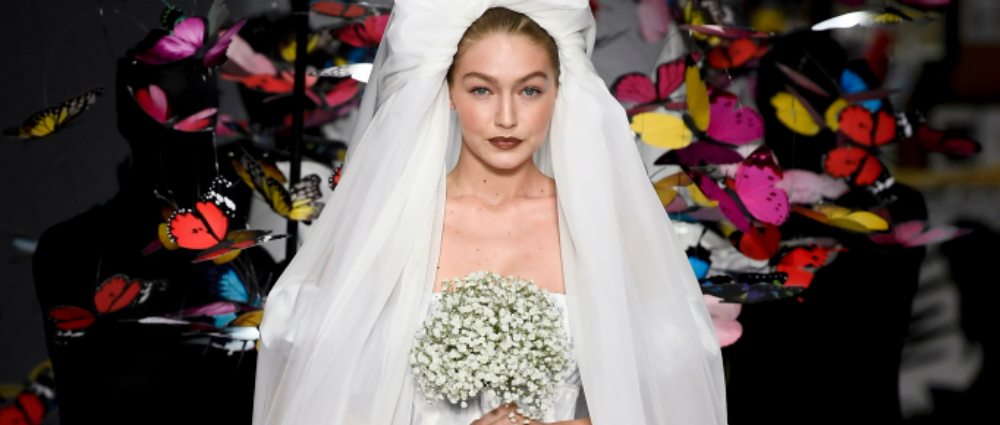 Джиджи Хадид в образе невесты на показе Moschino: коллекция весна-лето 2019