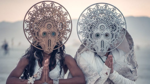 Пара сыграла свадьбу на фестивале Burning Man
