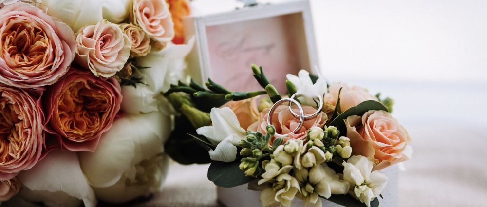 Обручальные кольца: 15 свадебных кадров для вдохновения