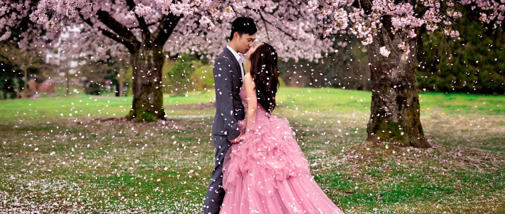 Планируем свадебную фотосессию: кадры на фоне цветущих деревьев