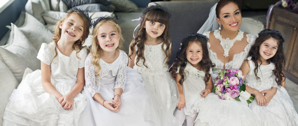 Что поручить детям на свадьбе: задачи для девочек-цветочниц и мальчиков-пажей