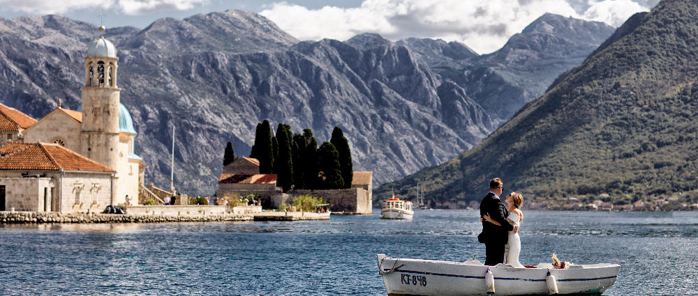 Исторические места и церемония на побережье: свадьба в Черногории