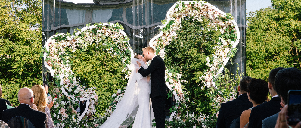Летняя свадьба в Подмосковье: необычная арка, много цветов и насыщенная программа