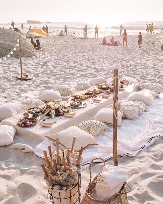 blog dÃ©co table sol pieds dans sable style bohÃ©mien drap coussin beige idÃ©e originale pour un repas picnic chic en bord de mer sur la place grande tablÃ©e avec nappe et coussins en guise d'assises sable blanc soleil esprit guinguette chic thÃ¨me marin couleurs sable naturelles #idÃ©edÃ©co #picnicchic #picnic #borddemer #repasenborddemer #weddingday #evjf #jourj #summervibes #party #chic #dÃ©coratingideas #outdoorliving #outdoordecor