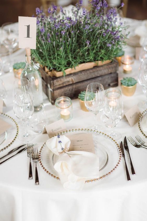 Rustic lavender centerpiece | Image by Eline Jacobine