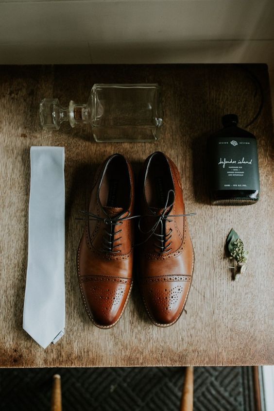 Rustic groom style | Image by Luke Liable Photography
