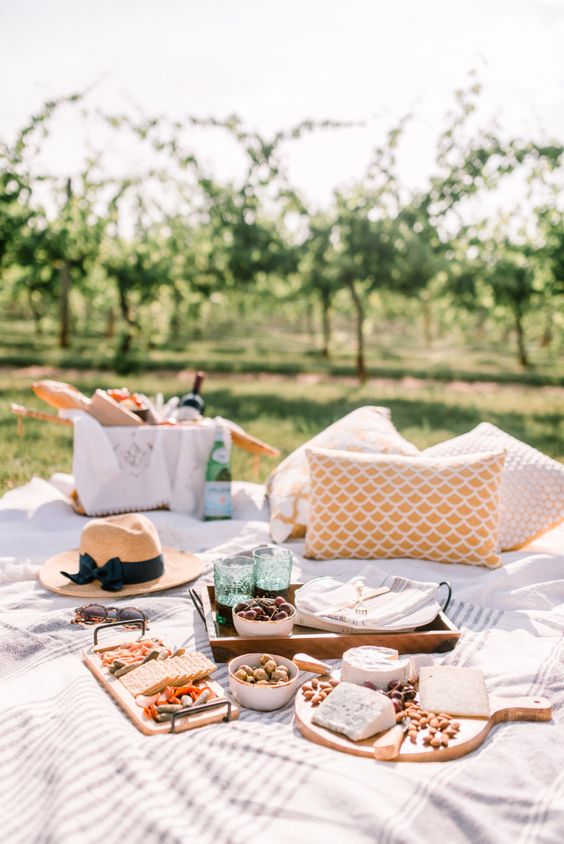 How to Create a Picture-Perfect Picnic for Spring | Hunker