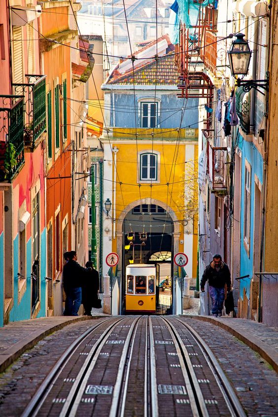 La fascinante Lisboa | Via National Geographic EspaÃ±a | November 2014 Un paseo para saborear la nostalgia de sus barrios y las nuevas propuestas artÃ­sticas~ #Portugal
