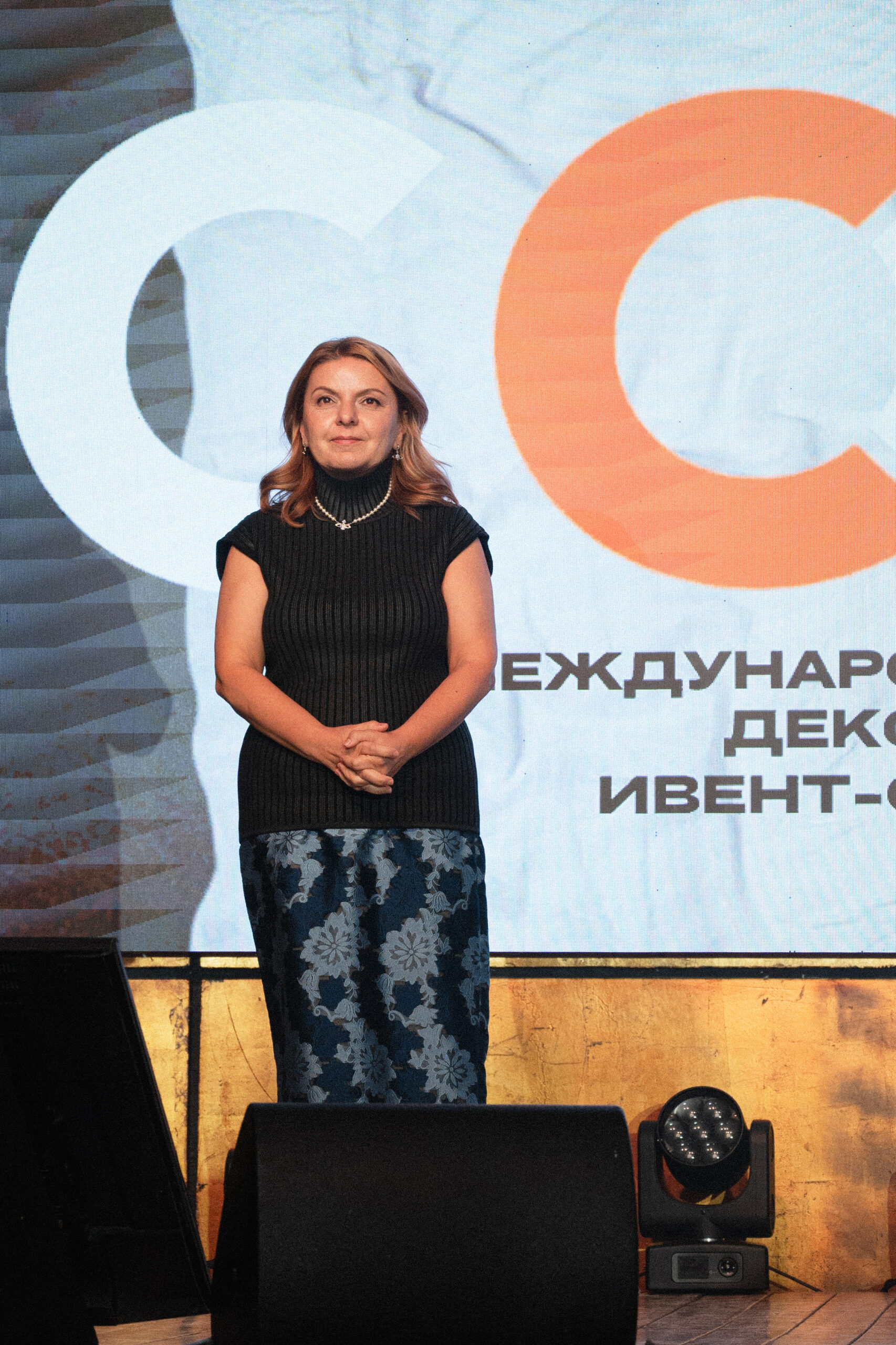 Выступление соорганизатора Wedding Awards и директора по развитию журнала Wedding Инны Снижко на OSPY CONF 2025. Фото: Алексей Волков