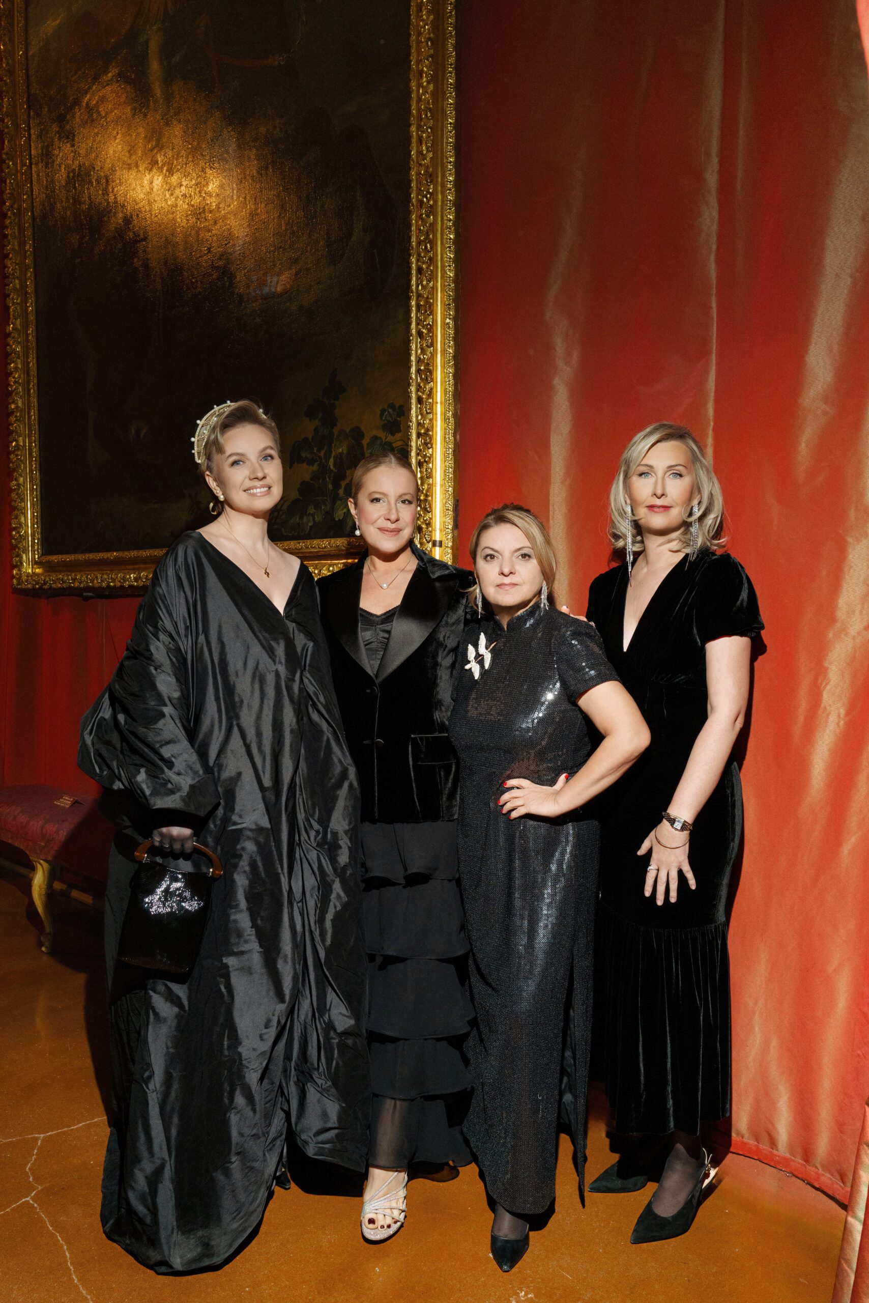 Основатель и руководитель Студии Особенных Событий CELEBRATE IT Анастасия Соколова; директор по продажам и маркетингу «Лотте Отель Москва» Юлия Рыжкова; соорганизаторы Wedding Awards, директор по развитию журнала Wedding Инна Снижко и генеральный директор Елена Бурякова на Gran Ballo della Venaria Reale 2025 в Турине