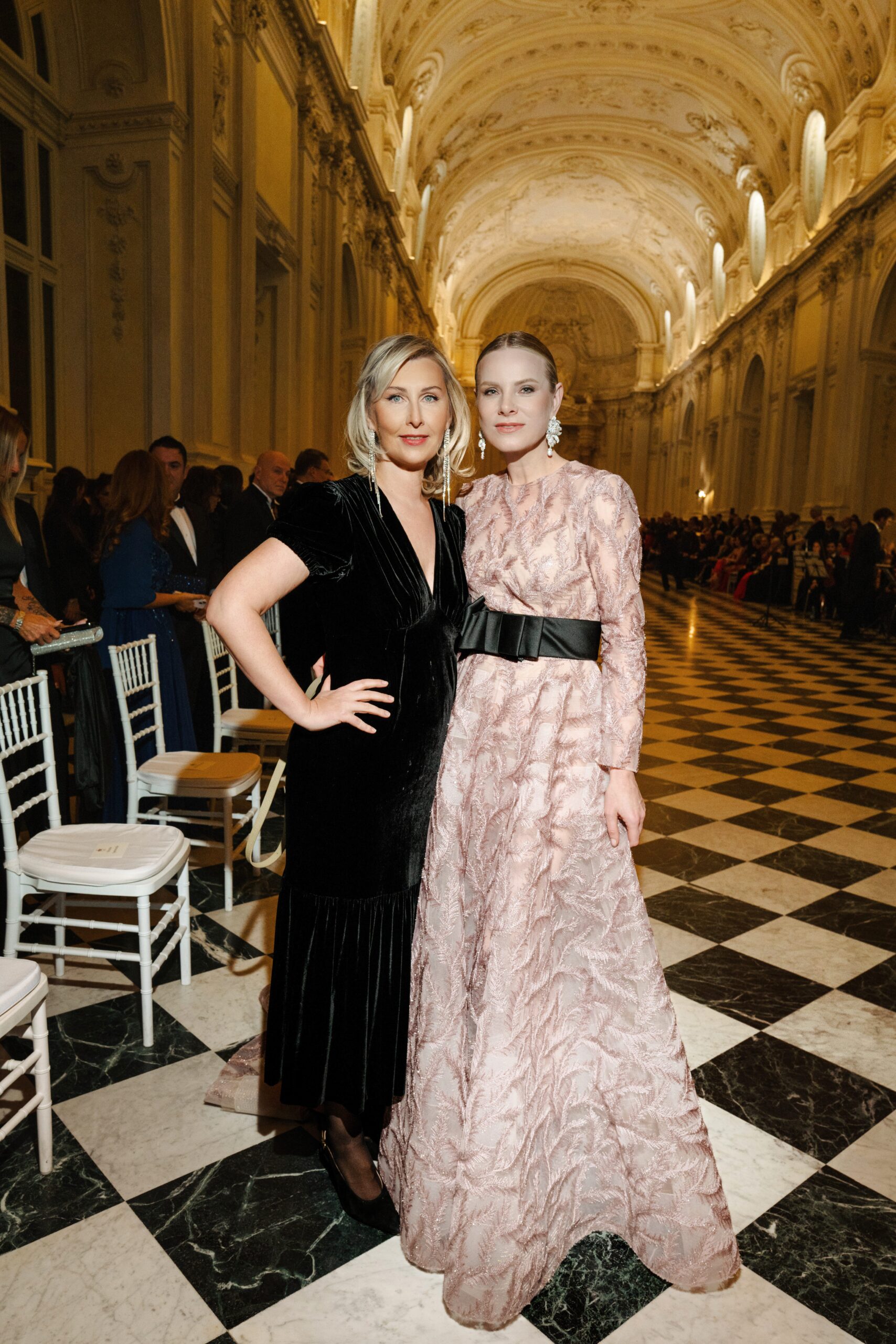 Соорганизатор Wedding Awards, генеральный директор журнала Wedding Елена Бурякова и основательница агентсва PALAZZOEVENTI Виктория Оливьери на на Gran Ballo della Venaria Reale 2025 в Турине