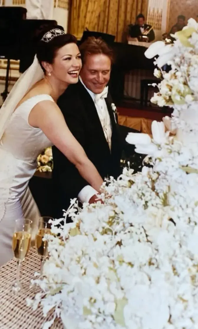 Кэтрин Зета-Джонс и Майкл Дуглас отметили 25-ю годовщину свадьбы