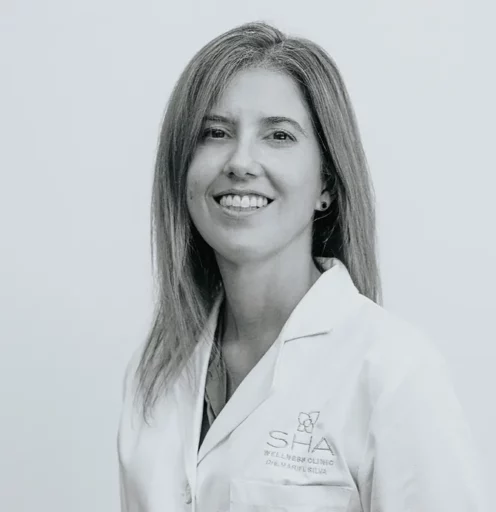 <b><strong>Мариэль Сильва</strong></b><br />медицинский директор SHA, чей 20-летний опыт позволяет сочетать в практике принципы функциональной медицины с новейшими технологиями