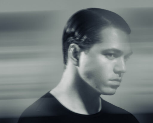 Сергей Грачеварт-директор, свадебный, фешен и ивент-фотограф. Автор 12 фотовыставок, чьи работы публикуются в ведущих зарубежных глянцевых изданиях — от Harper’s Bazaar до L'officiel.